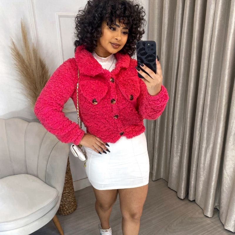 Casaco Teddy Feminino Peluciado Cropped com Botões – Quentinho e Fofinho Outono Inverno - Momobr