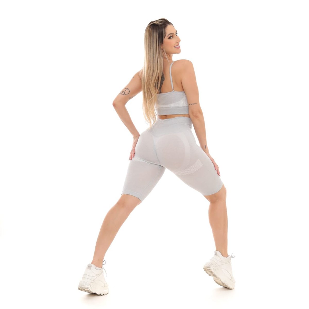 Conjunto Fitness Feminino Top e Bermuda Empina Bumbum – Cinza Claro | Tamanho Único 36 ao 40 - Momobr