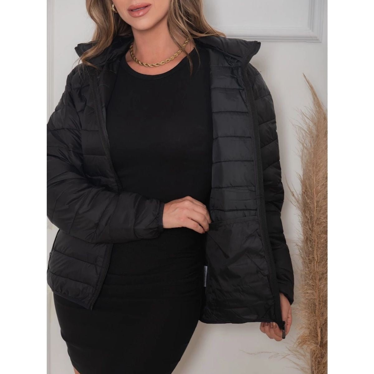 Jaqueta Puffer Feminina Bobojaco com Capuz – Leve, Acolchoada, Térmica e Confortável (Preto / Bege) - Momobr